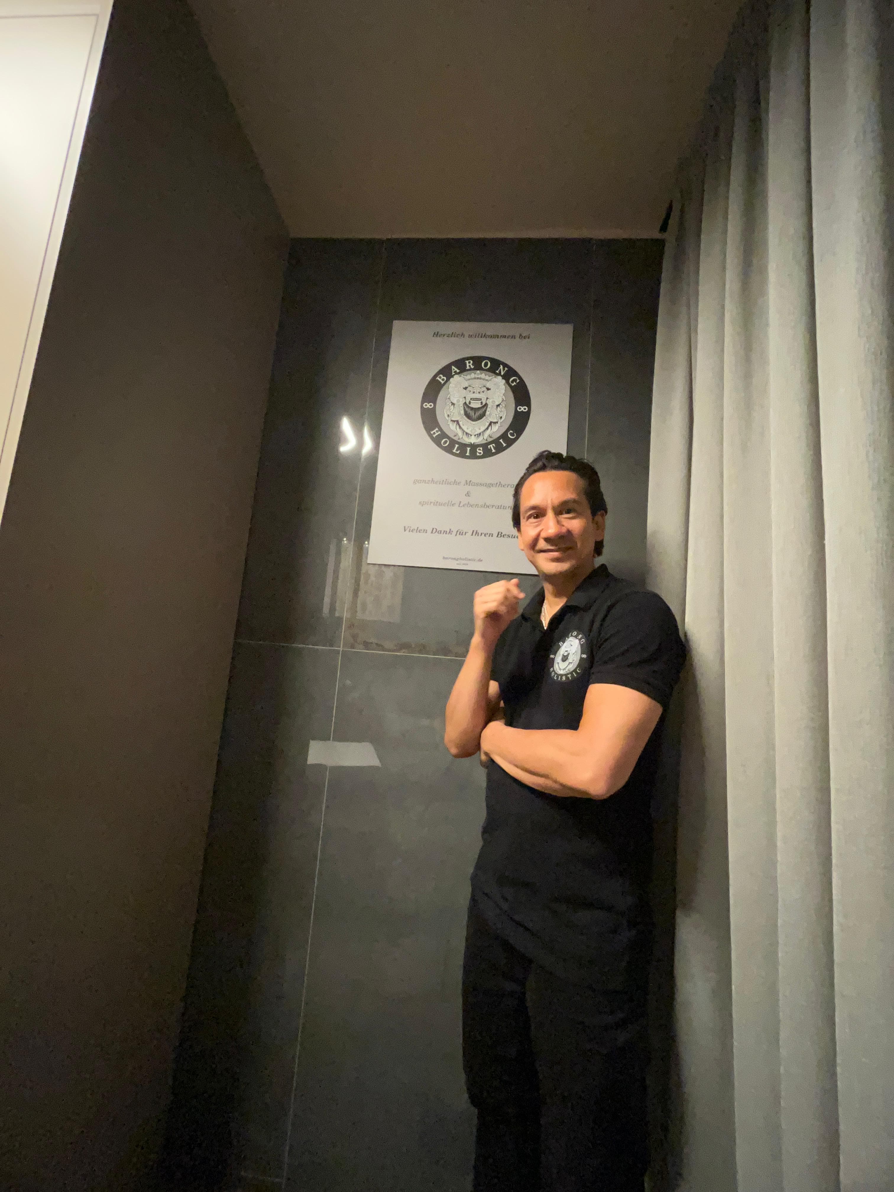 Patrick Susanto Klopf in der Barong Holistic Praxis